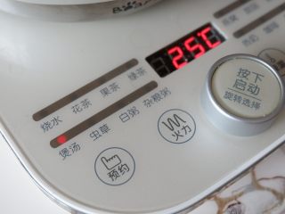 8、干贝枸杞鸡脚汤,选择煲汤键，先煮30分钟。