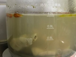 10、干贝枸杞鸡脚汤,加少许盐调味即可