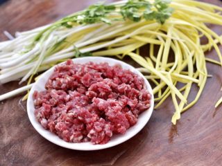 1、蒜黄牛肉饺子,首先备齐所有的食材。