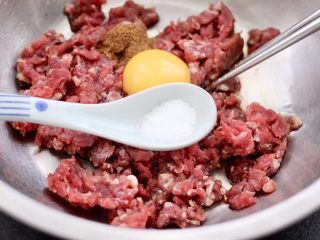 3、蒜黄牛肉饺子,再根据个人口味加入适量的盐调味。