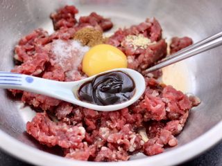 6、蒜黄牛肉饺子,再放入蚝油和生抽调味调色。