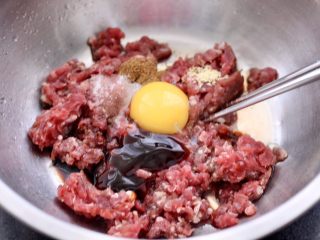 7、蒜黄牛肉饺子,倒入花生油。