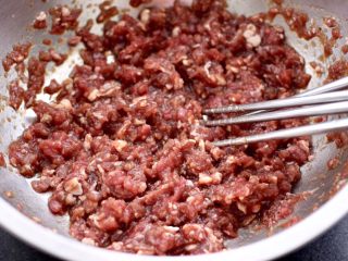 8、蒜黄牛肉饺子,把所有的食材顺时针方向搅拌上劲。