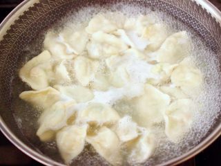 15、蒜黄牛肉饺子,锅中倒入适量的清水煮沸后，放入包好的饺子，大火煮沸后，点少许清水，反复3次，看见所有的饺子都漂浮在水面上的时候，即可关火。