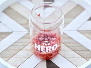 5、无花果普洱冰茶,取一个大一点的杯子，把无花果肉铺在杯底碾成泥状。