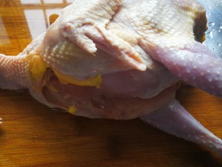 1、中餐秋冬滋补篇:天麻老母鸡汤,老母鸡宰杀后洗静