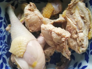 6、中餐秋冬滋补篇:天麻老母鸡汤,因为吃的少,又不喜欢剩,所以只用了一半,另一半冷冻保存。