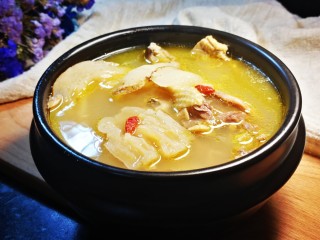 13、中餐秋冬滋补篇:天麻老母鸡汤,鸡汤取出葱姜后盛入砂锅,煮开后关火,放入事先泡好的枸杞即可上桌。拍照留念后,就可以开动了~