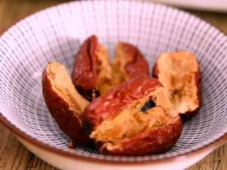 1、红枣桂香鸡蛋糖水，不用化妆，让你黄气散，红润来,将红枣去核、姜块切片