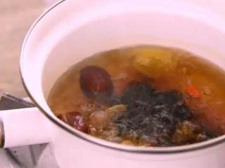 3、红枣桂香鸡蛋糖水，不用化妆，让你黄气散，红润来,水开后，转中火煮8分钟，加入姜片、红糖，中火再煮5分钟