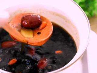 4、红枣桂香鸡蛋糖水，不用化妆，让你黄气散，红润来,将糖水中的配料捞出