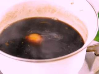 5、红枣桂香鸡蛋糖水，不用化妆，让你黄气散，红润来,锅中打入鸡蛋，小火煮5分钟即可