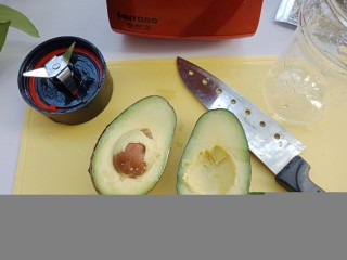 5、牛油果虾仁沙拉,牛油果切开两半，挖去核去掉皮，然后切成块