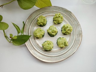 12、牛油果虾仁沙拉,放上牛油果酱