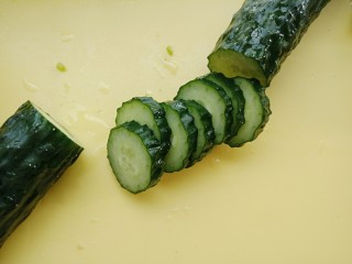 10、牛油果虾仁沙拉,青瓜切成5毫米厚的片