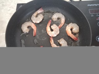 13、牛油果虾仁沙拉,起锅倒入油烧热，放入虾