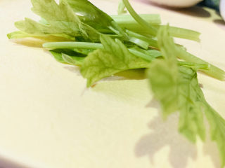 1、芹菜炒木耳,芹菜洗净；