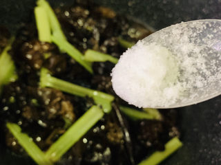 12、芹菜炒木耳,加盐