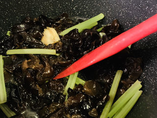 14、芹菜炒木耳,翻炒；