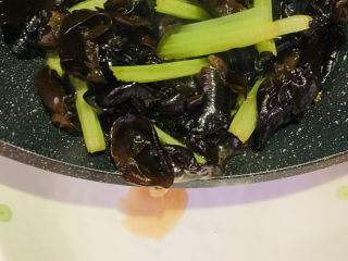 15、芹菜炒木耳,起锅；
