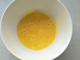 4、海参蒸蛋,找一个大碗打入两个鸡蛋。