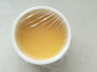 7、海参蒸蛋,消好泡的蛋液用保鲜膜盖好。