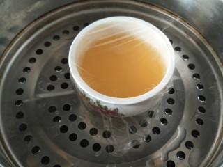 8、海参蒸蛋,蒸锅加水烧开后把鸡蛋入蒸屉蒸。