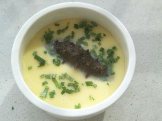 11、海参蒸蛋,海参蒸蛋蒸好后就可以出锅了，先撒上葱花。