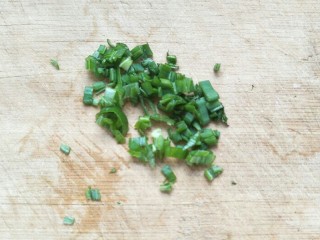 10、海参蒸蛋,这个时候就可以把葱花切好，用葱叶更好。