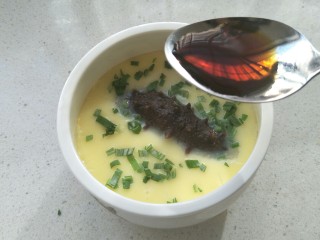 12、海参蒸蛋,再淋上适量的生抽和少许的芝麻油即可。