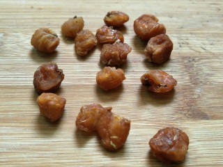 5、#一碗汤#薏仁桃胶白果汤,桂圆具有安心宁神、补血养气、益智补脑的食疗效果