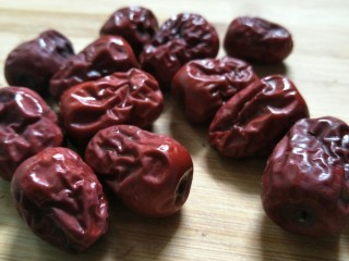 7、#一碗汤#薏仁桃胶白果汤,红枣补中益气,养血安神的功效,每日坚持食用三颗红枣可以养颜抗衰老和提高免疫力