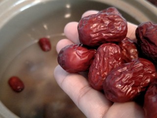 13、#一碗汤#薏仁桃胶白果汤,放入红枣