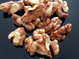 1、酸奶核桃沙冰,因为是孕妇，材料都是比较有营养的。准备好核桃仁