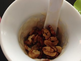 4、酸奶核桃沙冰,都倒进沙冰杯里搅拌，沙冰杯得等一会儿才会把东西凝固