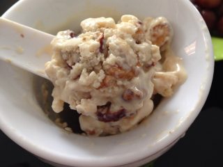 5、酸奶核桃沙冰,看吧，成品出来了，核桃仁和枣片都很脆，很好吃，我本来讨厌吃核桃的，这样吃很美味的！非常适合孕妇和儿童