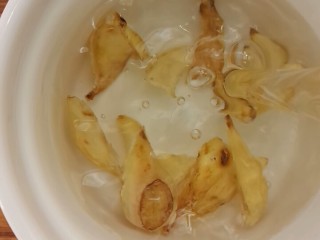 3、桃胶银耳雪燕羹,百合干提前2小时泡一泡