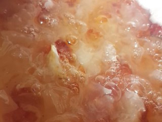 15、桃胶银耳雪燕羹,根据个人的口味，加几块冰糖调味