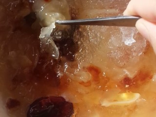 18、桃胶银耳雪燕羹,搅一搅，继续用小火熬煮5分钟即可出锅