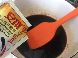 5、红糖馒头（一次性发酵）,晾至手温，感觉没有那么烫的时候加入2克酵母粉，搅拌均匀