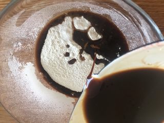 6、红糖馒头（一次性发酵）,将混合液倒入面粉里