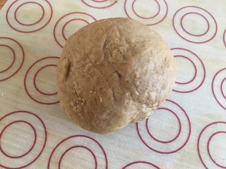 8、红糖馒头（一次性发酵）,面光、盆光，揉成面团，放入容器，盖上保鲜膜