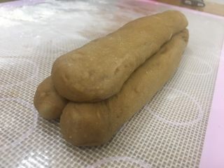 11、红糖馒头（一次性发酵）,擀成长条、按照三角形的形状码放好