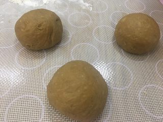 10、红糖馒头（一次性发酵）,分成三个一样大小的面团