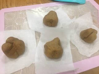 12、红糖馒头（一次性发酵）,揪成四个小小面团，我是用切刀、建议大家用手撕，成品会更好看
