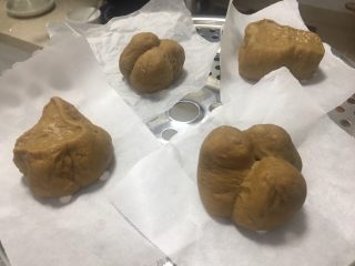 13、红糖馒头（一次性发酵）,面团下面放上油纸，醒10分钟