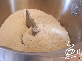 2、红枣红糖馒头,面粉放入和面桶