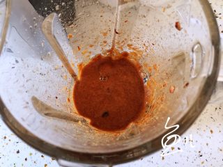 6、红枣红糖馒头,将红枣红糖打成汁