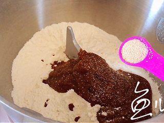 8、红枣红糖馒头,放入酵母