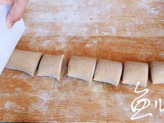 15、红枣红糖馒头,切成均匀的块